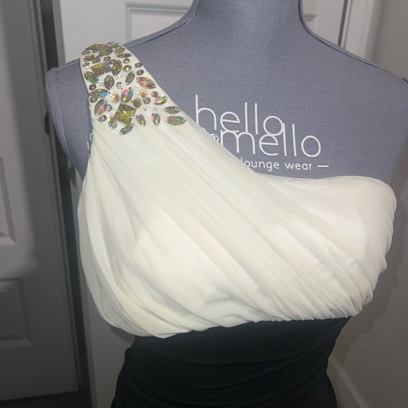 One shoulder dress - Picture 2 of 5